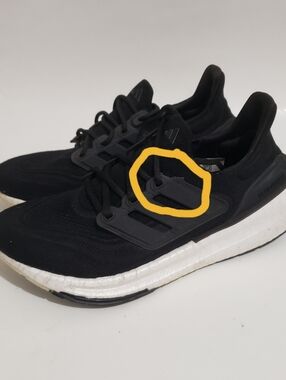 Adidas UltraBoost Light GY9353 Women’s 9 Black Running Shoes Damaged Eyelet